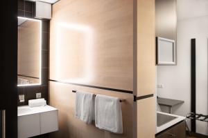 库姆巴赫KU Hotel by WMM Hotels的一间带水槽、卫生间和镜子的浴室