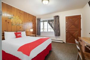 伯恩斯OYO Silver Spur Burns Hwy 20的卧室设有红色和白色的床和窗户。