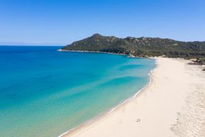 卡斯蒂亚达斯Cala Sinzias Resort的海滩上的人的空中景色