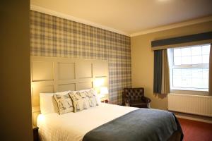 米尔福德玛尔罗伊伍兹酒店的酒店客房设有床和窗户。