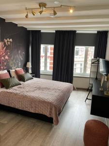 芬洛BnB Bruxelles的一间卧室设有一张床、一台电视和窗户。