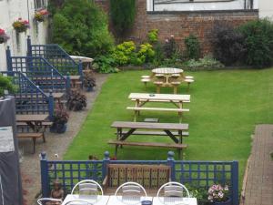 切尔滕纳姆The London Inn的院子里的野餐桌和长凳