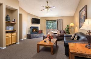弗拉格斯塔夫Club Wyndham Flagstaff的客厅配有沙发和桌子