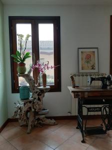 拉蒂萨纳cà bianca的一间房间,里面设有桌子和鲜花桌