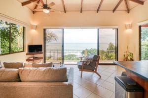 多米尼克Canto del Mar #20的带沙发的客厅,享有海景