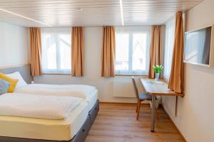 海斯勒恩格尔海斯勒宾馆的一间卧室配有两张床和一张桌子