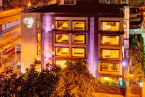 加尔各答幸运之家酒店的建筑的侧面有紫色的灯