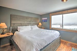 East BurkeSki-InandOut Burke Mtn Condo with Amenity Access!的一间卧室设有一张大床和一个窗户。