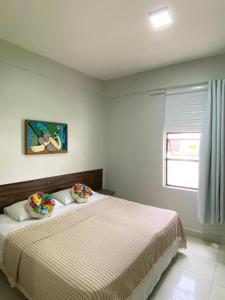 保罗阿方索城BELVEDERE PAULO AFONSO的一间卧室配有带两个枕头的床和窗户