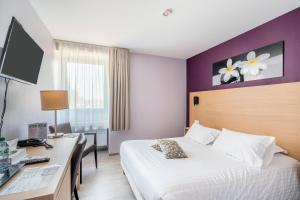 罗莫朗坦Cit Hotel LA PYRAMIDE的酒店客房配有两张床和一张书桌
