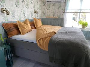 法尔肯贝里B&B Bland ormbunkar och rosor的卧室里一张带棕色枕头的床