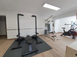 La CabanetaCa´n RoSer的一间健身房,里面设有数个健身器材
