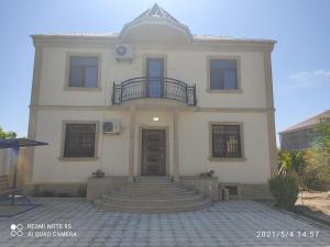 巴库Cozy House in Bina, Bolluq的一座白色的大房子,前面有楼梯