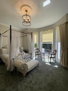 托基格莱诺尔雷酒店的一间卧室配有一张床、椅子和吊灯