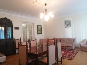 巴统Apartment on Rustaveli 41的客厅配有桌子和沙发