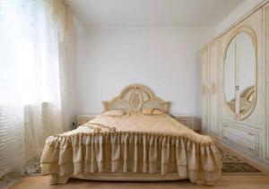 阿拉木图Guest House On Maksimova 9的一间卧室配有一张带梳妆台和镜子的床