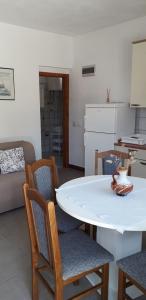 德雷斯Apartments Andrijana的客厅配有白色的桌子和椅子
