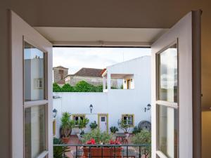 埃武拉ADC - Albergaria Do Calvário - by Unlock Hotels的开放式阳台享有房屋的景致。