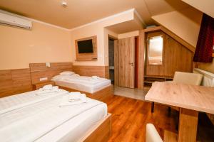 海吉什豪洛姆洛萨科萨达酒店的酒店客房设有两张床和一张桌子。