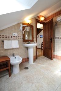 坎加斯-德奥尼斯厄尔埃斯皮诺乡村酒店的一间带水槽和卫生间的浴室