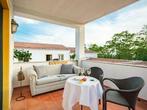 埃武拉ADC - Albergaria Do Calvário - by Unlock Hotels的客厅配有沙发和阳台桌子
