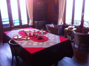 勒帕莱翡翠住宿加早餐旅馆的一张桌子上放着红白桌布