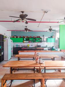 提比里亚太巴列旅舍的厨房里设有木桌的餐厅