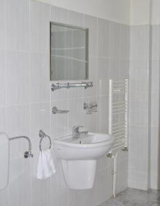 德拉法酒店的一间浴室