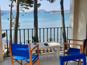 波连萨港Port Pollensa Pins Apartment sea view的阳台配有桌椅,享有水景