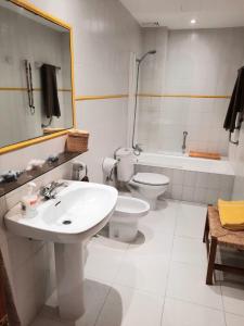 波连萨港Port Pollensa Pins Apartment sea view的浴室配有盥洗盆、卫生间和浴缸。