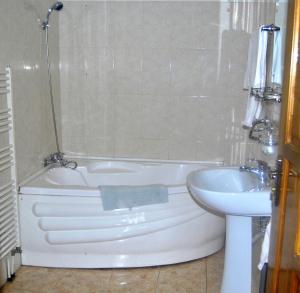 德拉法酒店的一间浴室