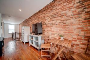费城Artsy Hidden Gem - FREE PARKING的砖墙,房间带桌子和柜台