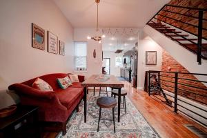 费城Artsy Hidden Gem -- FREE PARKING的客厅配有红色的沙发和桌子