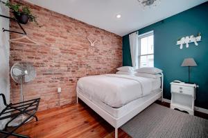 费城Artsy Hidden Gem -- FREE PARKING的一间卧室设有砖墙和一张床
