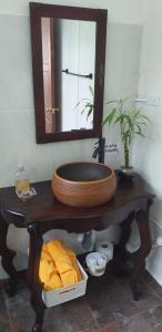 圣弗朗西斯科Cabaña Encanto de Luna的一间带水槽和桌子镜子的浴室