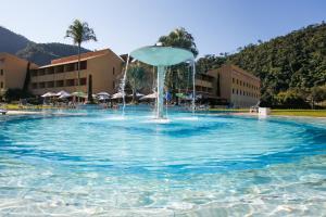 伊泰帕瓦Villa Itaipava Resort & Conventions的游泳池中央的喷泉