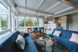 奥德多普Prinsenhof 76 - Ouddorp - not for companies的客厅配有蓝色的沙发和桌子