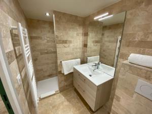 Jugeals-NazarethLa Clef des Champs的一间带水槽和镜子的浴室