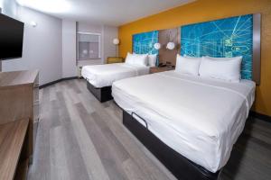 罗利克拉布特里套房旅馆的酒店客房设有两张床和一台平面电视。
