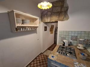 Agorà Sant’anna Apartment的厨房或小厨房