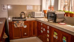 普诺Inka's Rest Hostel的厨房配有微波炉和台面