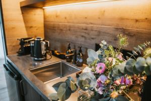 哈威亚湖Cross Hill Glamping的厨房柜台设有水槽和一些植物