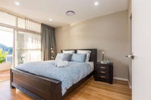 布鲁克林Luxe at Brooklyn - Hawkesbury River Marina的一间卧室设有一张大床和一个窗户。