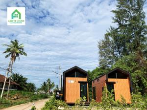 Ban Mo Nae2 Tiny houses on Koh Lanta only 2 minutes walk to the beach的两座小楼,坐在路边