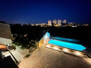 普拉诺娜公寓的屋顶的游泳池,晚上有灯光