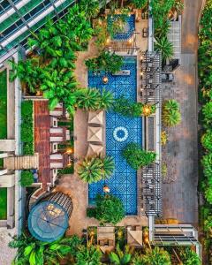 雅加达雅加达四季酒店的享有种有树木和植物的花园的顶部景色