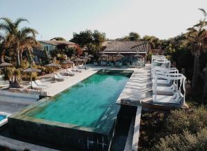 塞萨利内斯图洛乡村庄园酒店的一座带椅子和白色桥梁的大型游泳池