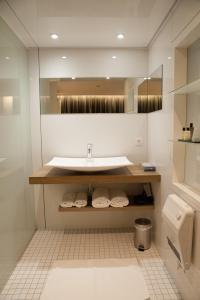 绍德方丹城市旅馆公寓酒店的一间带水槽和卫生间的浴室