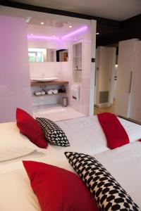 绍德方丹城市旅馆公寓酒店的一间卧室配有两张带红色枕头和水槽的床