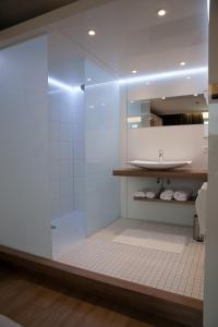 绍德方丹城市旅馆公寓酒店的带淋浴和盥洗盆的浴室